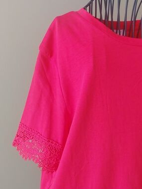 NWOT, TERANOVA, Women's RED Short Sleeve Tee with Lace Trim.